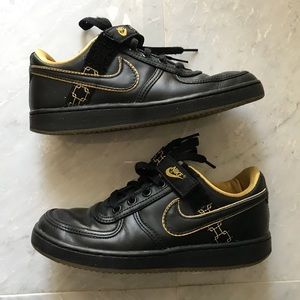 black and gold dunks